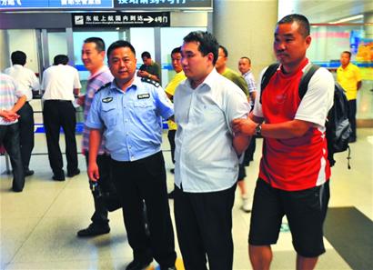 銀行職員自封賭神澳門豪賭 套現(xiàn)200萬全輸光 銀行職員自封賭神澳門豪賭 套現(xiàn)200萬全輸光