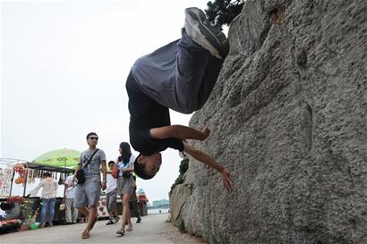 跑酷高手飛檐走壁如插羽翼 白天激情領(lǐng)袖入夜變廚師
