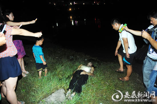 7月3日，婁底市孫水河公園河段，一名27歲的小伙子勇救一家三口卻溺水身亡。(吳永華/攝影)