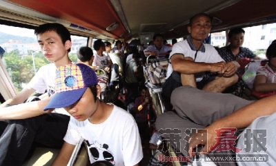 湖南客車核載39人實載111人圖片來源：瀟湘晨報
