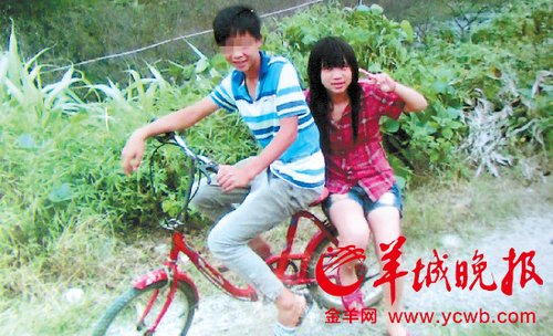 劉偉入獄前在老家騎車帶著姐姐 實習(xí)生 邱妍（翻拍）