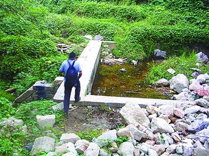 青島浮山76歲德建游泳池填滿垃圾 正申請(qǐng)國家文物保護(hù)