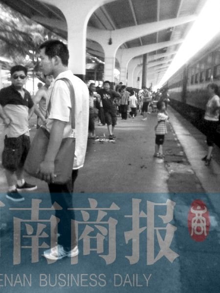 　因車廂停電，乘務員讓乘客下車透氣。網(wǎng)友陳克婷/供圖