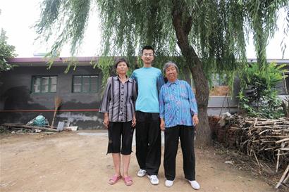634分寒門學(xué)子無錢上學(xué) 午餐饅頭配咸菜1天生活費(fèi)5元