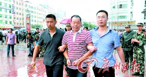 胡某星（中）被抓捕歸案。