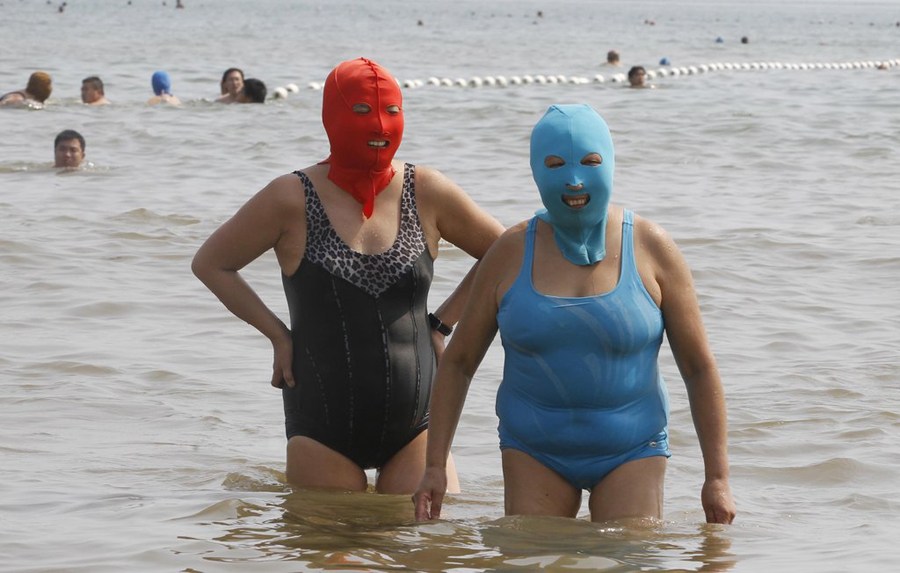7月6日，山東青島第一海水浴場，女士們戴著尼龍面罩在海水浴場游泳。
