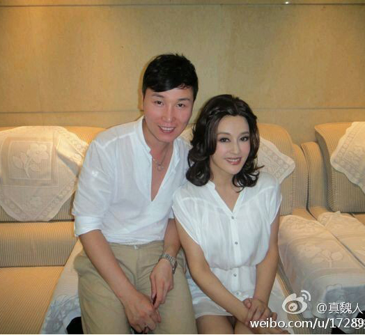 網(wǎng)友微博曝劉曉慶合影，指其沒穿內(nèi)褲