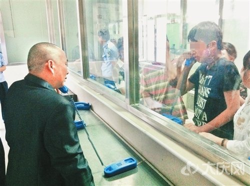 3年未見，父子倆見面時失聲痛哭