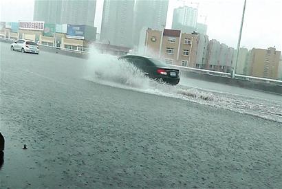 跨海大橋下橋匝道積水成池塘6輛車(chē)熄火被淹