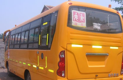 新?lián)Q揚子校車又現(xiàn)發(fā)動機(jī)漏油 質(zhì)量頻現(xiàn)稱正常