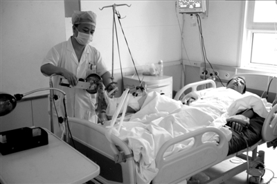 因救下自殺者而下肢重傷的李博亞在重癥監(jiān)護(hù)室內(nèi)接受救治。本報(bào)記者歐陽曉菲攝