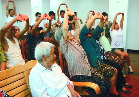 鐵山坪,大學(xué)生唱起《拍手歌》,帶著養(yǎng)老院的老人一起活動(dòng)筋骨。 記者 蔣雨龍 攝