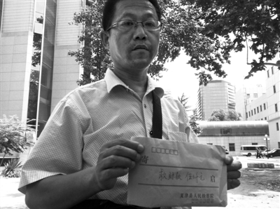 小傳旺舅爺拿到當?shù)貦z察院5000元捐款。此前，小傳旺被人用充氣泵從肛門充氣造成重傷，進京治療。新京報記者 李寧 攝