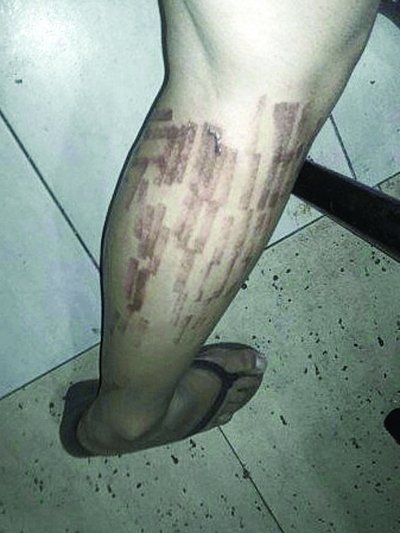 當事人在這家美容院前接受采訪。