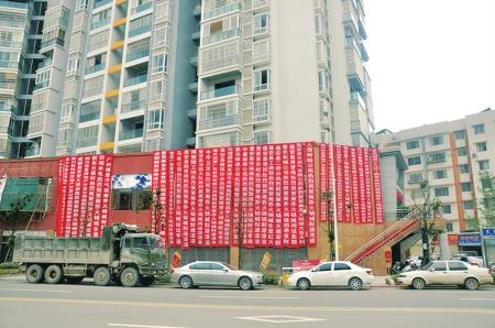 多家政府部門“躺著也中槍”。（條幅圖片來自論壇網(wǎng)友）