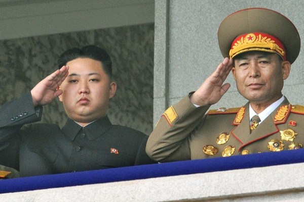 朝鮮人民軍總參謀長李英浩15日被免去一切職務(wù)。圖為金正恩左與李英浩合影的資料圖片。