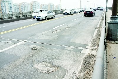 南京長江大橋暴雨后被沖出117個(gè)坑洞