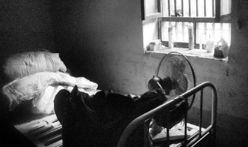 劉德山就是在這間昏暗的房間中，臥床3年多。