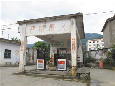 重慶涪陵一家遠(yuǎn)離城區(qū)的民營加油站。涪陵石油成品油協(xié)會(huì)介紹，民營加油站多被擠出城區(qū)，目前城區(qū)只有兩家是民營。新京報(bào)首席記者楊萬國 攝