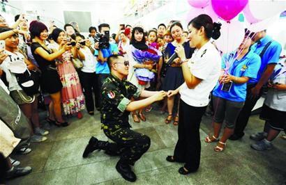 青島候車(chē)廳上演浪漫求婚 超帥特種兵與售票員閃婚