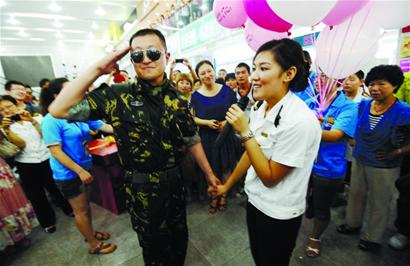 青島候車(chē)廳上演浪漫求婚 超帥特種兵與售票員閃婚