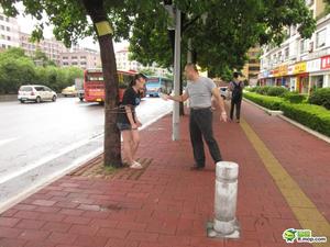 兄妹吵架哥哥當(dāng)街將其捆到樹上 五花大綁似SM