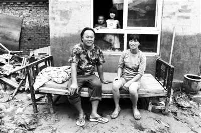 北京外地人雨中救人領(lǐng)不到救災物資 干部稱下面沒搞好