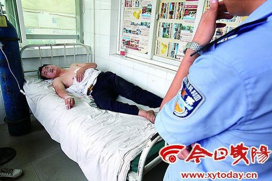 幾個被打的交警里，靳龍剛的傷情最重，躺在武功縣人民醫(yī)院病床上不能動彈。