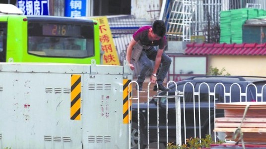 青島地下通道積水沒(méi)過(guò)腳脖 市民被逼跨欄過(guò)路