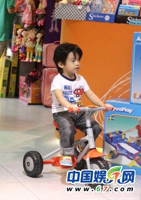 謝霆鋒長子5歲辦運動生日派對 Lucas騎單車?？?組圖)
