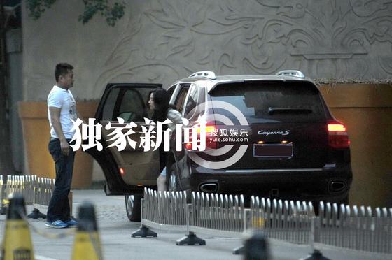 劉亦菲駕豪車獨自進私人會所 優(yōu)雅脫俗顯熟女氣質