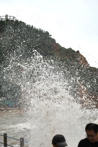 達(dá)維過(guò)境青島小驚 護(hù)欄刮倒巨浪狂拍石老人