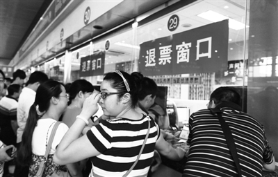 昨日，北京火車站售票大廳，很多旅客退票。 實習(xí)生 王飛 攝