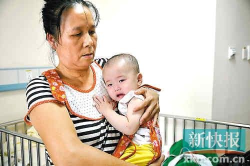 被掛錯(cuò)藥的女嬰似乎受到了驚嚇。