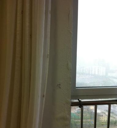 青島業(yè)主霸占樓頂逃生道上鎖 魯商藍(lán)岸國際變水簾洞 青島業(yè)主霸占樓頂逃生道上鎖 魯商藍(lán)岸國際變水簾洞