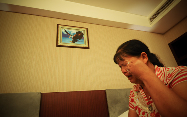 8月7日，“被自殺”當(dāng)事人周蘭蘭在鏡頭前傾訴自己的無奈。
