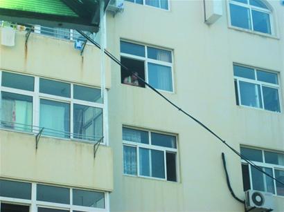 青島狂躁男狂扔數(shù)臺(tái)萬元相機(jī) 手機(jī)電熨斗啞鈴扔一街