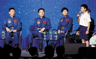 昨日，香港會(huì)議展覽中心，航天員景海鵬（左二）、劉旺（左一）、劉洋（左三）等與香港學(xué)生代表對(duì)話。新華社記者 呂小煒 攝