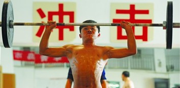 青島舉重少年:每天試舉累計達(dá)上千公斤 肋骨清晰可見