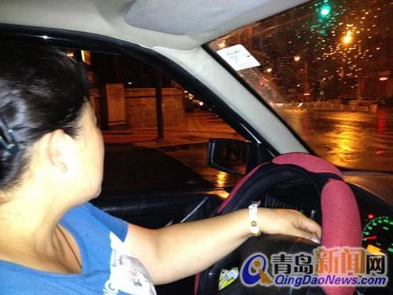 青島駕校女教練堪比爺們 小麥膚色沙啞嗓開過(guò)救護(hù)車