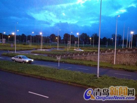青島駕校女教練堪比爺們 小麥膚色沙啞嗓開過(guò)救護(hù)車
