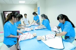 昨日，學(xué)生們正在進(jìn)行給嬰兒穿衣服的訓(xùn)練。