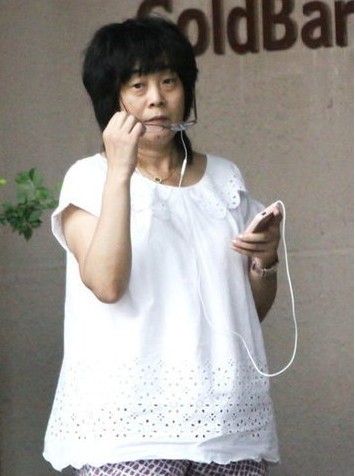 葛優(yōu)老婆賀聰穿睡衣出門(mén)