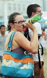 外國(guó)游客搶鏡啤酒節(jié)
