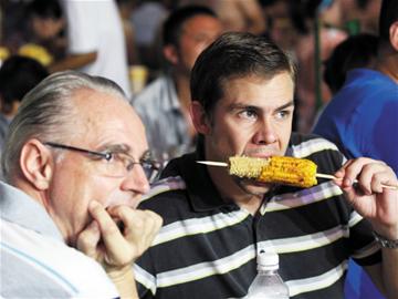 外國(guó)游客搶鏡啤酒節(jié)