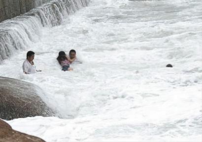 臺風(fēng)達(dá)維巨浪中青島3勇士搏命救女子 臺風(fēng)達(dá)維巨浪中青島3勇士搏命救女子