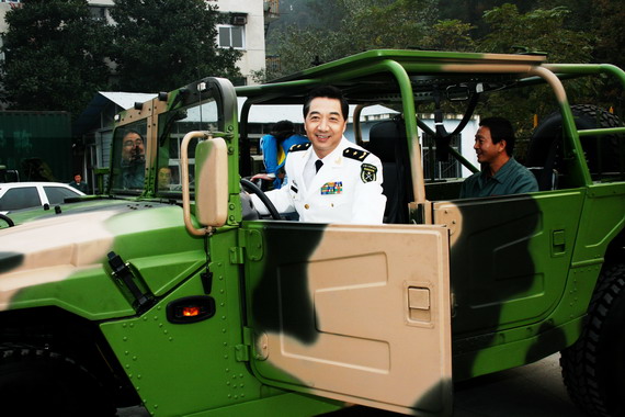 資料圖：張召忠現(xiàn)場乘坐解放軍“猛士”越野車。