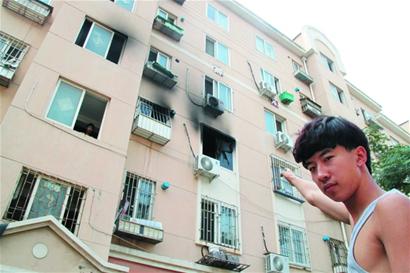 7旬老人被困熊熊大火 16歲帥哥沖火場(chǎng)救人險(xiǎn)窒息