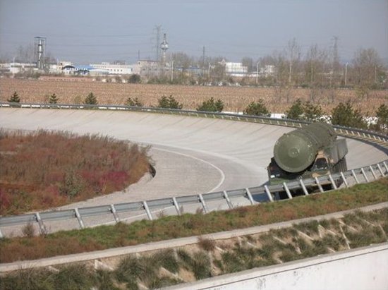資料圖：解放軍某種未知型號的機動式導(dǎo)彈發(fā)射車試車，外界推測這就是DF-41洲際導(dǎo)彈系統(tǒng)使用的底盤
