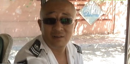 青島無(wú)賴乘客拳打司機(jī)踩方向盤(pán)跳窗 見(jiàn)民警滿地打滾